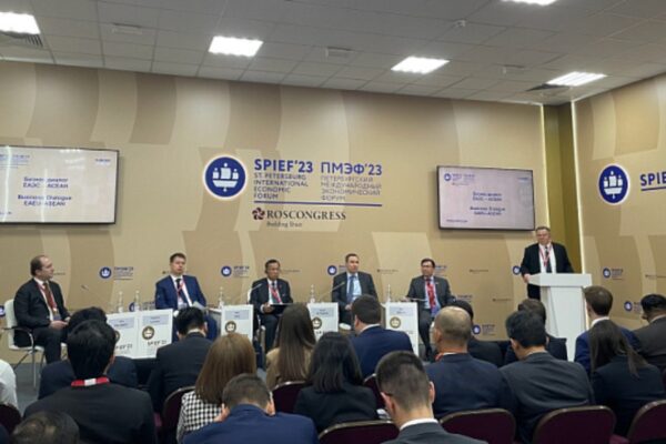 Los participantes del Diálogo Empresarial EAEU-ASEAN discuten áreas prioritarias para la cooperación. Los participantes del Diálogo Empresarial EAEU-ASEAN discuten áreas prioritarias para la cooperación.