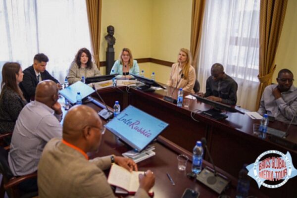 Participantes del “BRICS Global Media Tour: Edición rusa” discute el vínculo de BRICS y África en la transformación global. Participantes del “BRICS Global Media Tour: Edición rusa” discute el vínculo de BRICS y África en la transformación global.