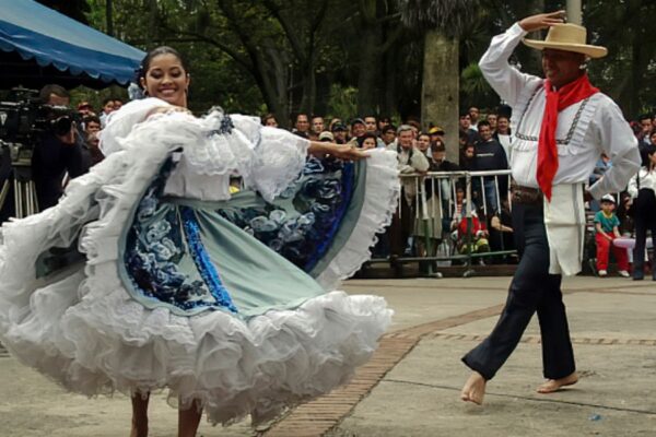 Bailes tradicionales latinoamericanos.