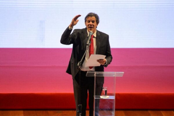 Ministro de Finanzas de Brasil, Fernando Addad, a favor de recortar excesivos salarios de funcionarios.