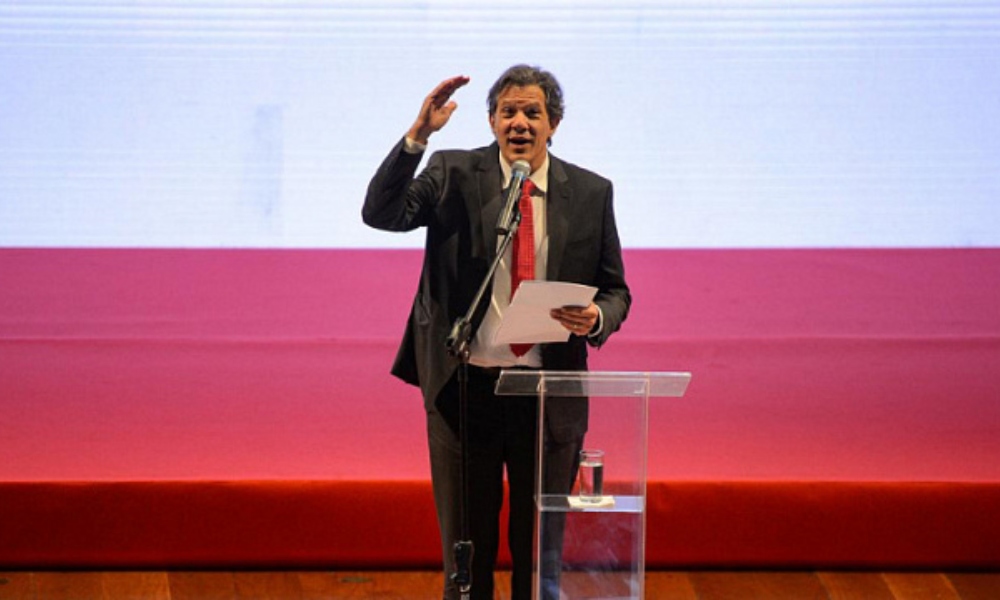 Ministro de Finanzas de Brasil, Fernando Addad, a favor de recortar excesivos salarios de funcionarios.
