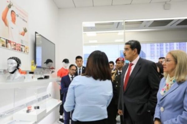 Presidente de Venezuela visita isla de la inteligencia artificial de Zhangjiang.