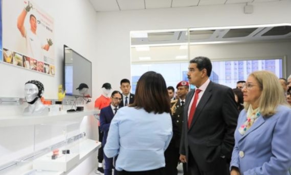 Presidente de Venezuela visita isla de la inteligencia artificial de Zhangjiang.