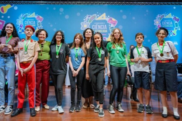 Estudiantes brasileños reciben medallas del programa Caza de Asteroides y de las Olimpíadas científicas.