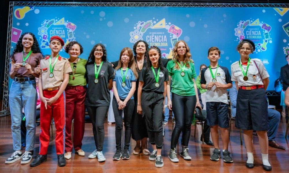 Estudiantes brasileños reciben medallas del programa Caza de Asteroides y de las Olimpíadas científicas.