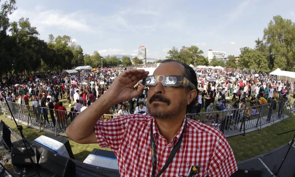 Así disfrutaron habitantes de Ciudad de México eclipse de sol.
