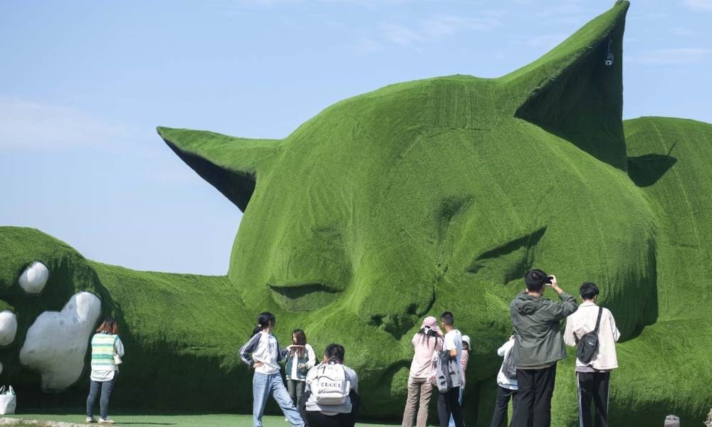 La escultura del gato gigante sorprende a turistas en Huai’an.