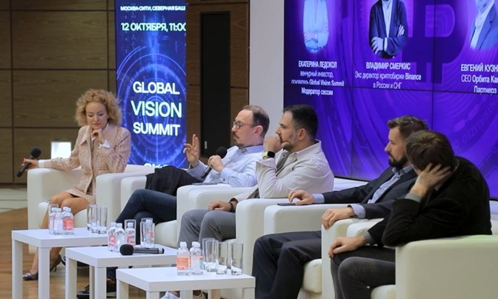 Expertos en 5ª Cumbre Global Vision discuten sobre monedas digitales.