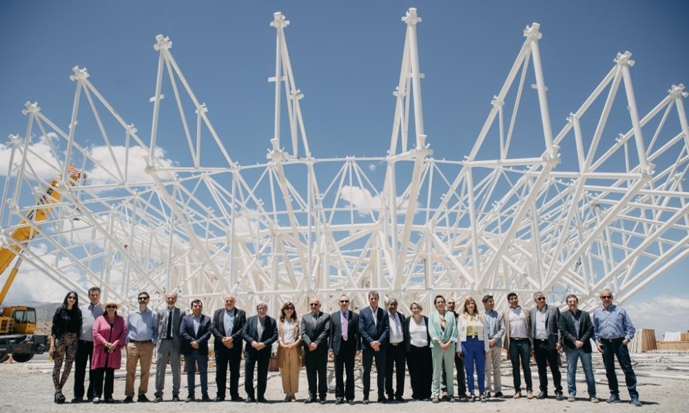 Histórica instalación de antena en Radiotelescopio Chino-Argentino.