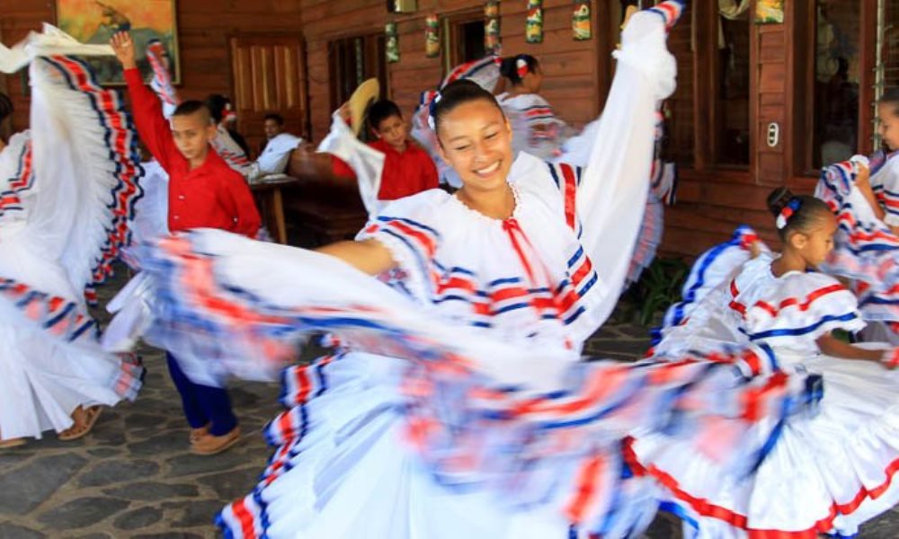 Cuerpos danzantes en la tierra de Costa Rica.