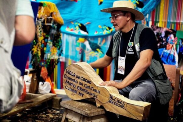 Trabajadores culturales celebran la reaunidación del Salón en Brasil.