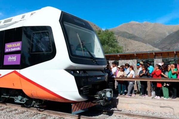 Jujuy inaugura su tren turístico solar que recorrerá la Quebrada de Humahuaca.