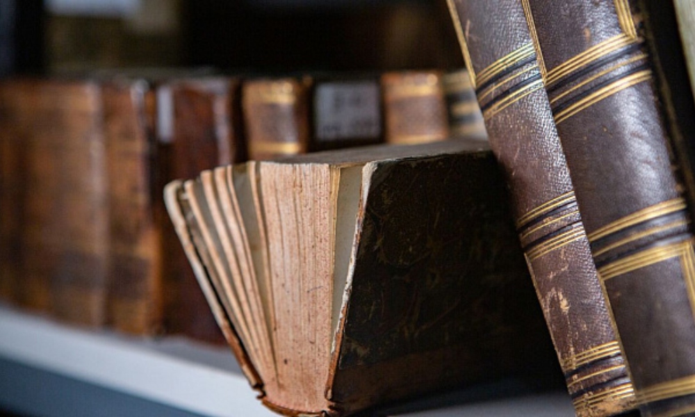 Académicos de China y Vietnam comparten experiencias en restauración de libros antiguos.