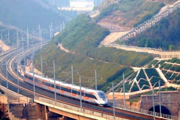 China inauguró un nuevo ferrocarril de alta velocidad.