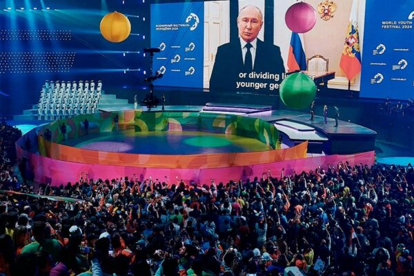 El presidente ruso encabezó la clausura del Festival Mundial de la Juventud.