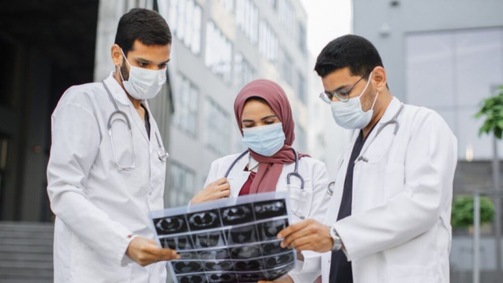 Los Emiratos Árabes Unidos discutieron la coordinación entre instituciones médicas federales y locales