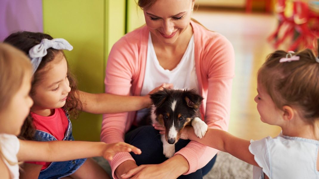 Uno de los emiratos de los Emiratos Árabes Unidos ha puesto en marcha un programa de recreación psicológica con la participación de animales.