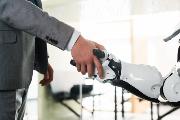 Robots con IA interactúan con visitantes en Feria Internacional del Libro en Arabia Saudita