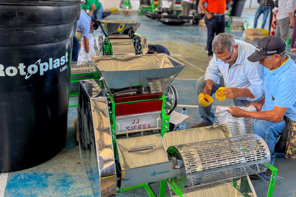 Colombia | Con .000 millones en inversión, Gobierno tecnifica fincas cafeteras en el Valle del Cauca que benefician 122 familias