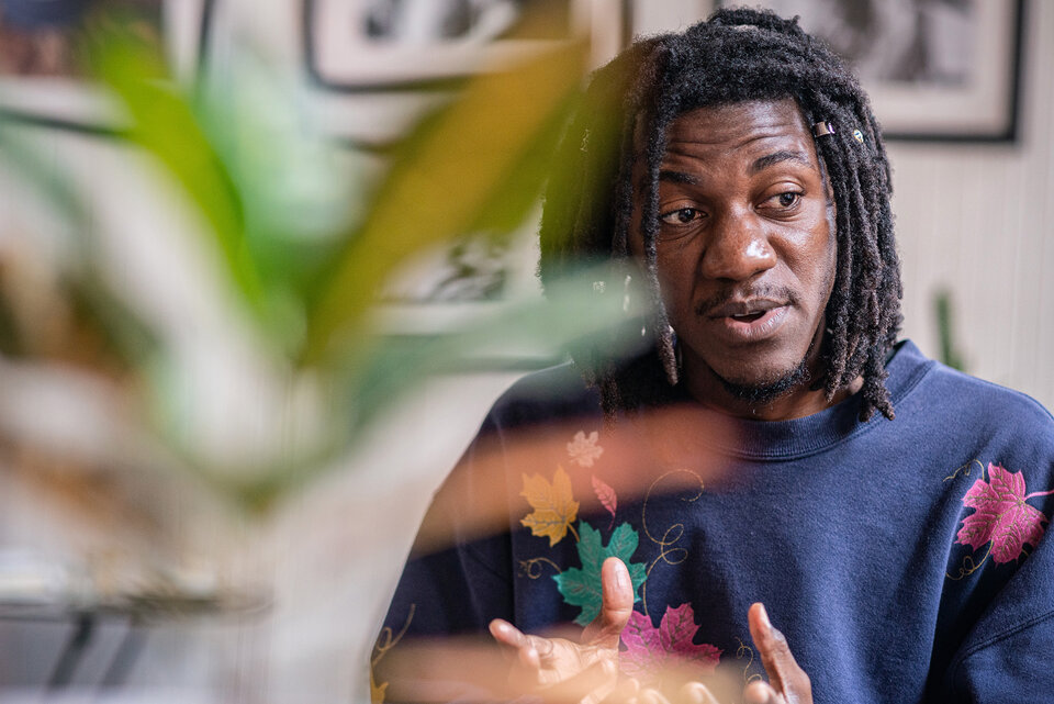 Argentina | Jean D’Amérique: “Escribir es una forma de existir políticamente” | El escritor haitiano publicó “Pequeña flor del ghetto”