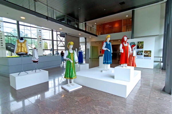 Prendas tradicionales rusas en el Museo Provincial de Bellas Artes de San Juan (Argentina).