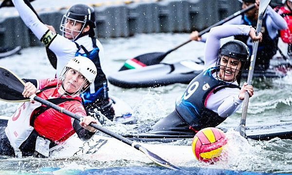 Equipo femenino iraní de canoa polo hace historia en el Mundial en China