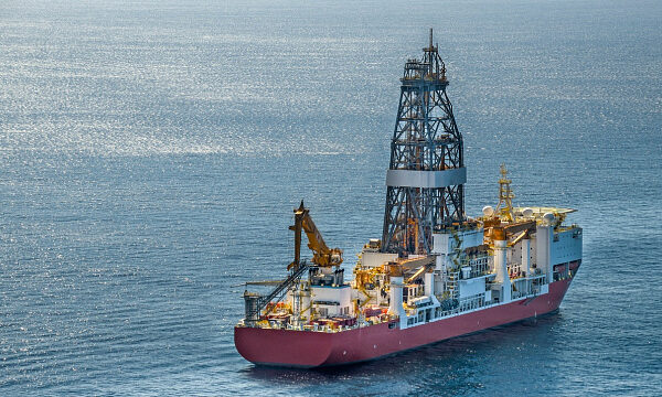 China lanza el primer buque perforador de aguas profundas para explorar el manto terrestre China lanza el primer buque perforador de aguas profundas para explorar el manto terrestre