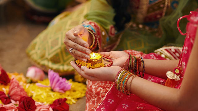 India celebra el Diwali, festival de las luces con colores y fuegos artificiales