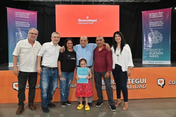 Argentina | Provincia de Buenos Aires | Larroque y Mussi entregaron escrituras para más de 200 familias de Berazategui Argentina | Provincia de Buenos Aires | Larroque y Mussi entregaron escrituras para más de 200 familias de Berazategui