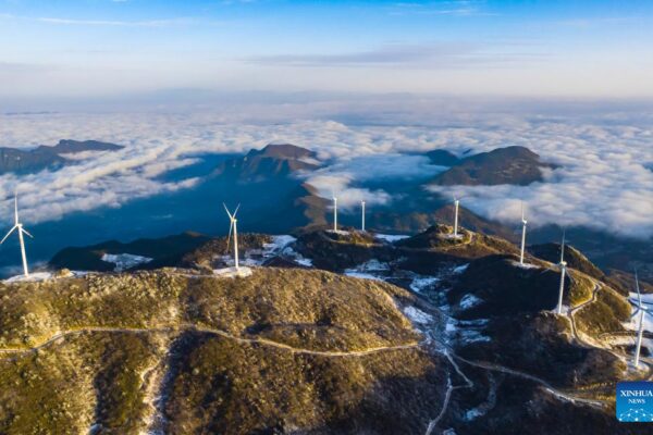 China | Turbinas eólicas en las montañas en Zigui, Hubei