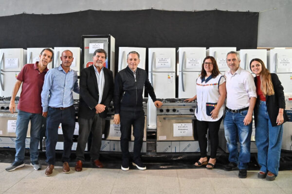 Argentina  | Provincia de Buenos Aires |  Larroque y Sileoni otorgaron equipamiento para 46 escuelas de Esteban Echeverría