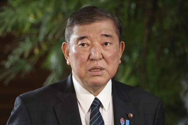 Primer ministro japonés promete fortalecer la comunicación con China