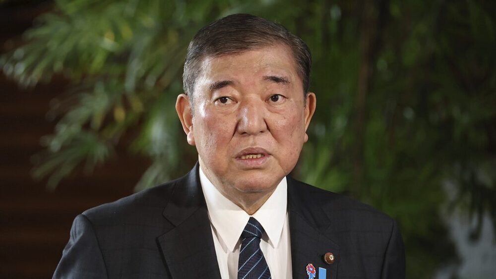 Primer ministro japonés promete fortalecer la comunicación con China