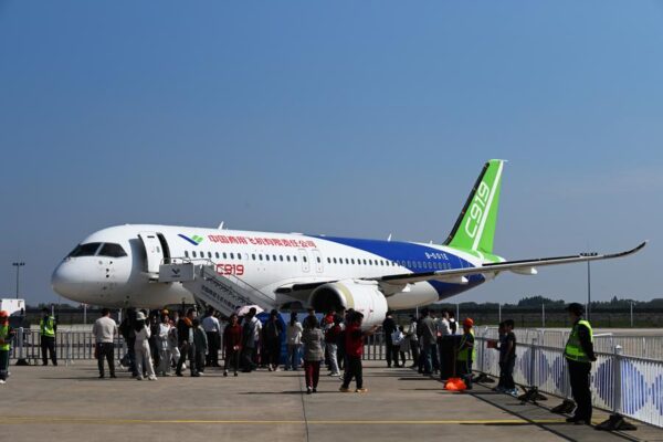 China | Avión C919 de fabricación china comienza vuelos regulares entre Shanghai y Hong Kong