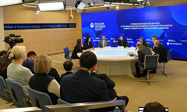 Expertos discutieron el papel de la diplomacia pública y los medios de comunicación en el contexto global durante una conferencia de prensa en Moscú
