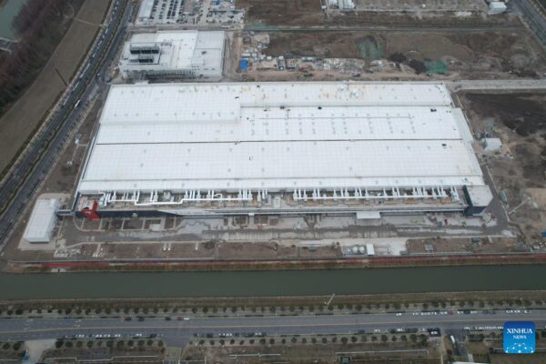 China | Megafábrica de almacenamiento de energía de Tesla en Shanghai comienza producción de prueba