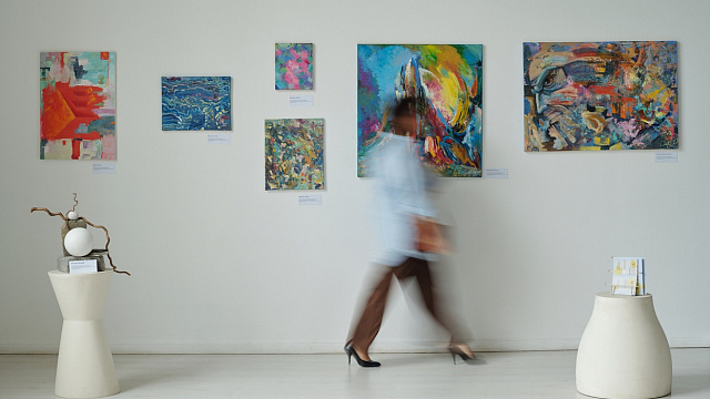 Artista sudafricano inaugura una exposición en Ciudad del Cabo