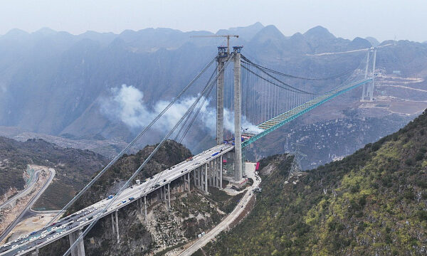 China completa la estructura del puente más alto del mundo China completa la estructura del puente más alto del mundo