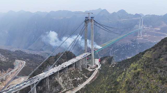 China completa la estructura del puente más alto del mundo