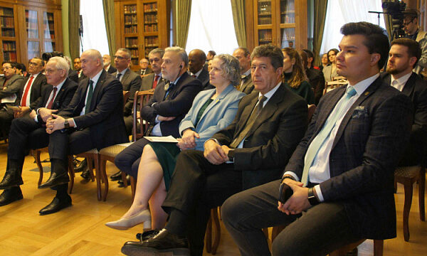 Diplomáticos de distintos países celebraron festividad profesional en la Biblioteca de Literatura Extranjera de Rusia Diplomáticos de distintos países celebraron festividad profesional en la Biblioteca de Literatura Extranjera de Rusia