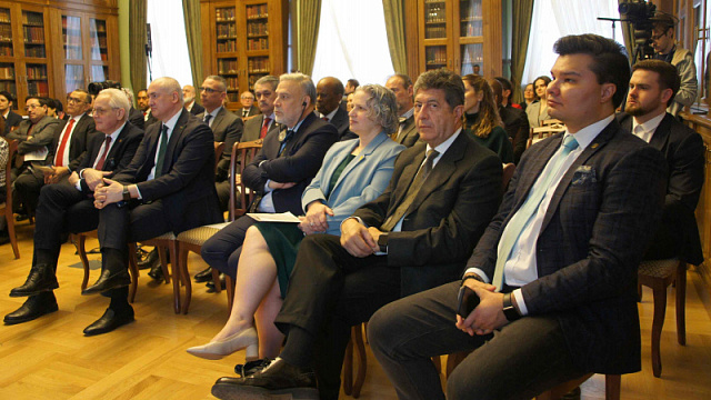 Diplomáticos de distintos países celebraron festividad profesional en la Biblioteca de Literatura Extranjera de Rusia