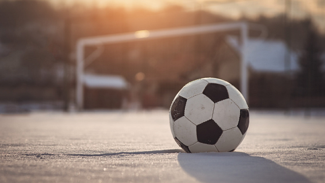 Equipos de Rusia y China disputaron un torneo de fútbol sobre nieve en China