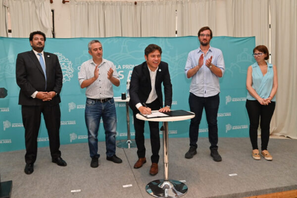Argentina  | Provincia de Buenos Aires |  Kicillof y Larroque firmaron convenios habitacionales y otorgaron subsidios