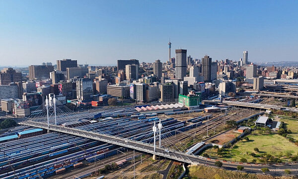 Presidente sudafricano asegura impulso en infraestructura y crecimiento económico