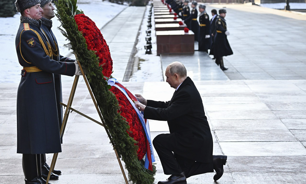 Putin: “felicitaciones en el Día del Defensor de la Patria”.