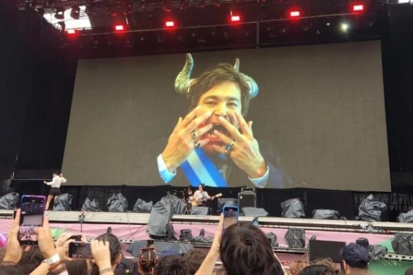 Argentina | Lollapalooza: una banda proyectó un video de Milei con cuernos y la boca llena de sangre | Cómo reaccionaron los libertarios