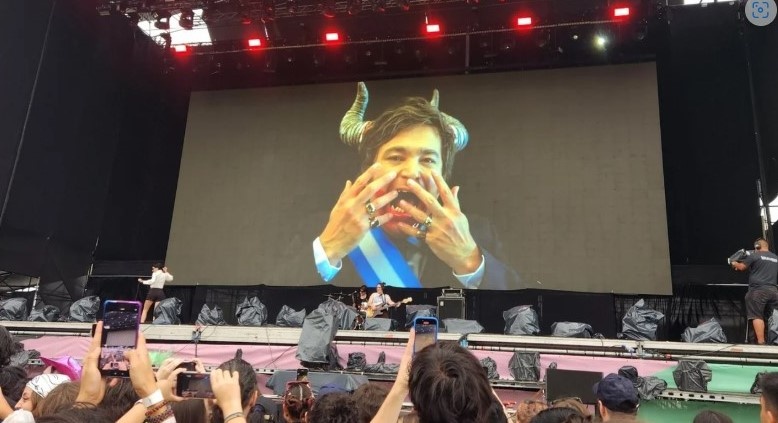 Argentina | Lollapalooza: una banda proyectó un video de Milei con cuernos y la boca llena de sangre | Cómo reaccionaron los libertarios