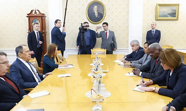 Ministro de Asuntos Exteriores de Rusia se reúne con el presidente del Parlamento cubano