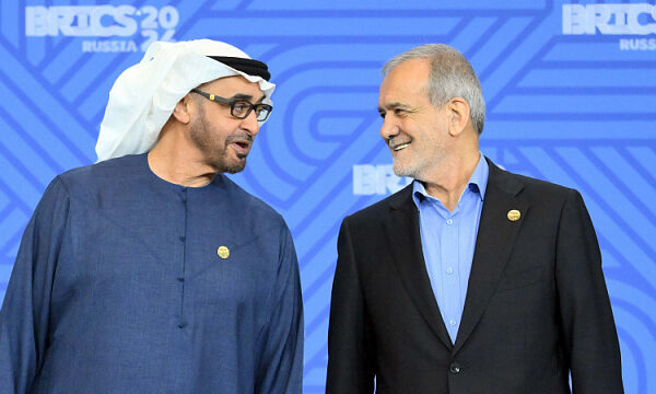 Pezeshkian invita al presidente de los Emiratos Árabes Unidos a visitar Irán