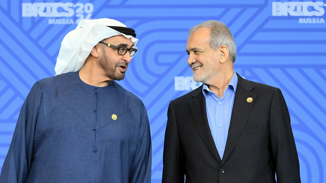 Pezeshkian invita al presidente de los Emiratos Árabes Unidos a visitar Irán